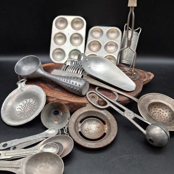 Kitchen Other - Vintage Kitchen Utensil Lot Aluminum Tin Farmhouse Decor Scoops Molds Strainers